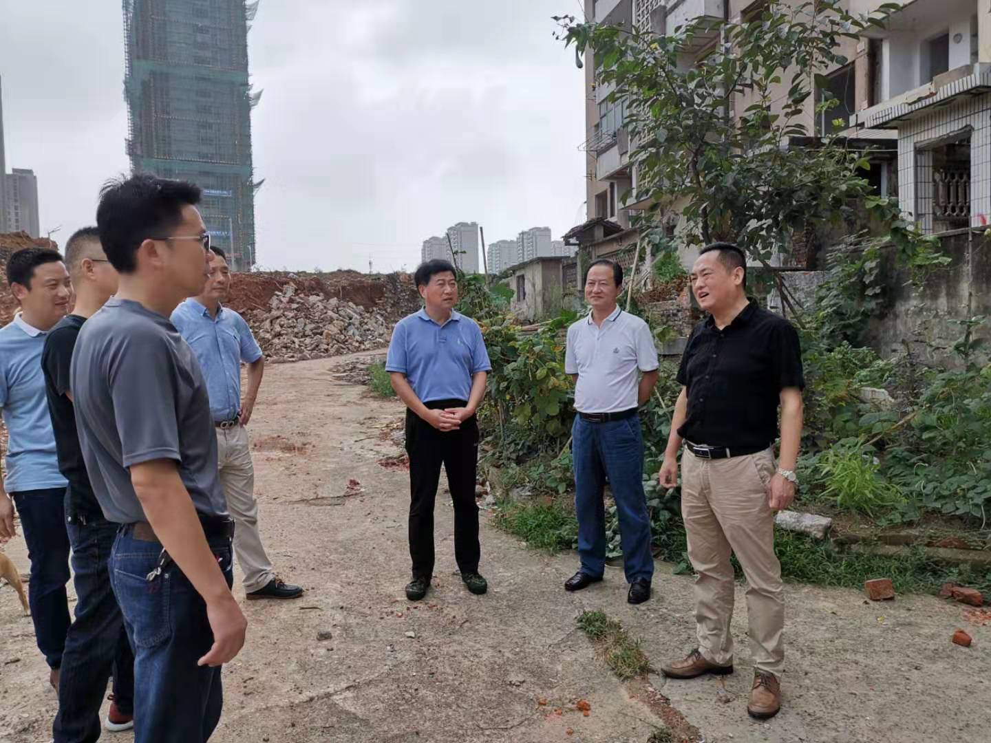 為加快方家沖、造紙廠和桂花園新安置區(qū)建設(shè)，2019年9月5日下，市城建集團(tuán)總經(jīng)理衛(wèi)民陪同市政府副秘書(shū)長(zhǎng)劉陳寅深入項(xiàng)目建設(shè)現(xiàn)場(chǎng)，調(diào)度推進(jìn)安置區(qū)征遷工作.jpg