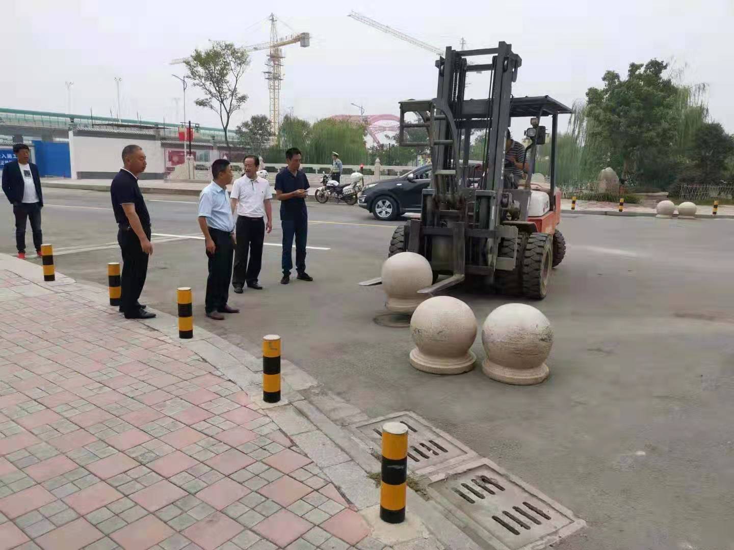 為向新中國成立七十周年獻禮，市城建集團攻堅克難，實現(xiàn)了北門棚改區(qū)域民生路10月1日零時順利通車。國慶假期，市城建集團堅持做好一線工作，在與交警部門共同做好民生路通車保障工作外，抓細節(jié)，抓落實，確保其他各項工作有序推進。.jpg